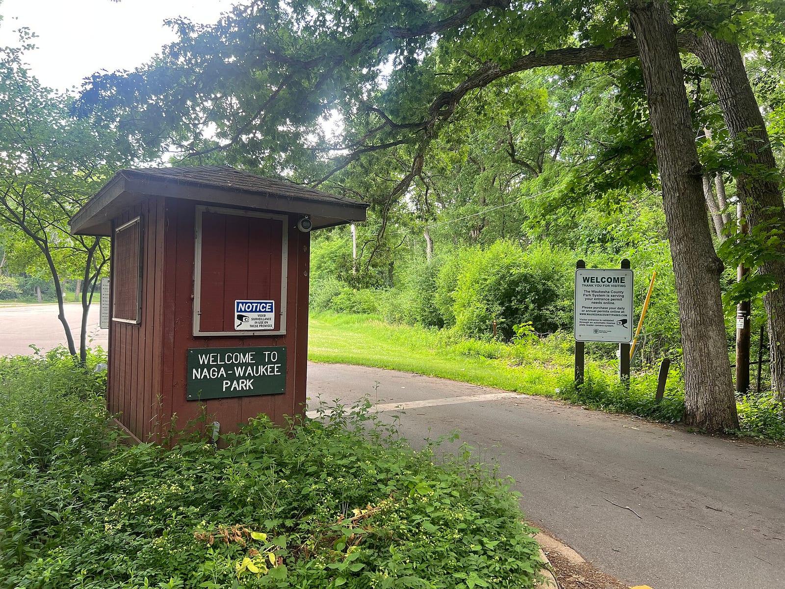The entrance to Naga-Waukee Park - Awkwafaba, CC BY-SA 3.0